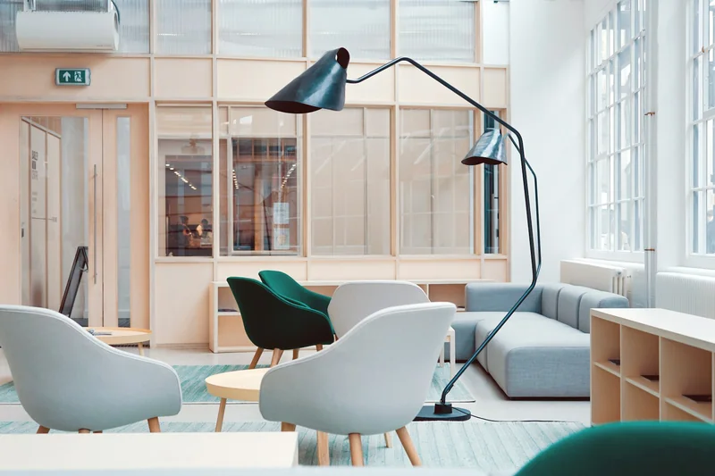 Espace de travail clair et rangé d'une petite structure suisse
