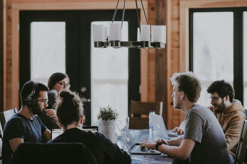 Petite équipe au travail dans un bureau chaleureux