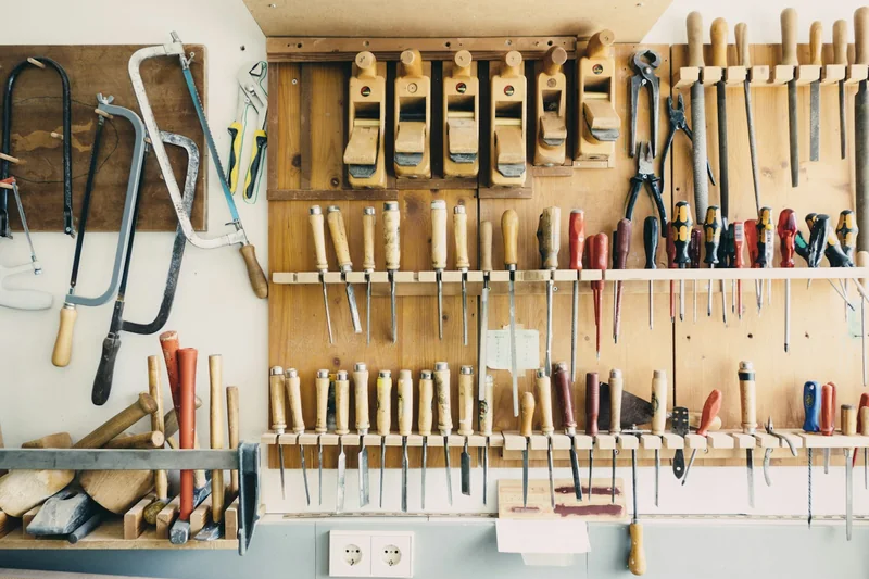 Mur d'outils rangés dans un atelier de menuiserie